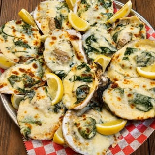 Famous Rockefeller Oysters / Ostiones Con Salsa Y Queso(6 pc)