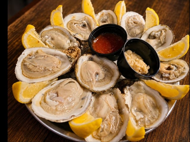 Fresh Raw Oysters (12 Pc).