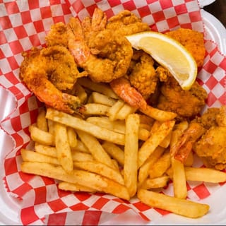 Fried Shrimp Basket w/Fries. Basket De Camarones Con Papas Fritas(8 Pc)