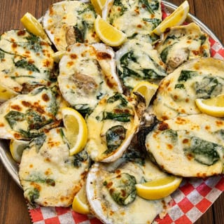 Famous Rockefeller Oysters / Ostiones Con Salsa y Queso (12 Pc)