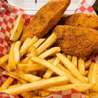 Fried Fish Basket/fries. Basket De Pescado Con Papas Fritas(3 Pc)